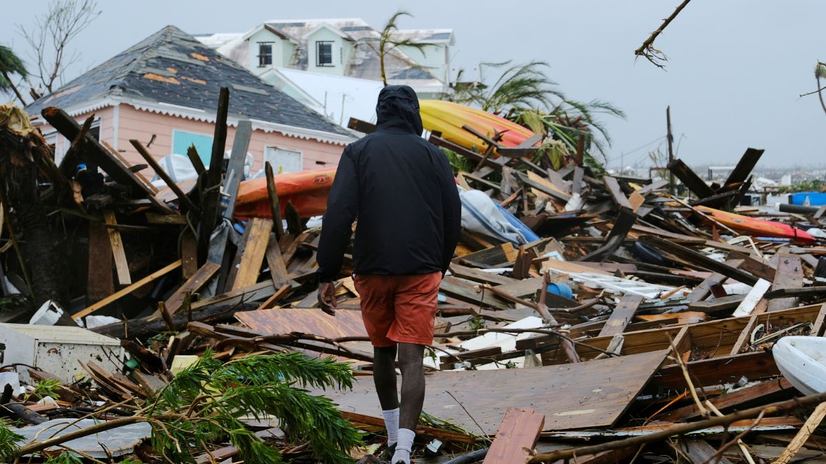 Foto: Un hombre camina sobre escombros del huracán "Dorian" en las islas Ábaco, Bahamas. Reuters
