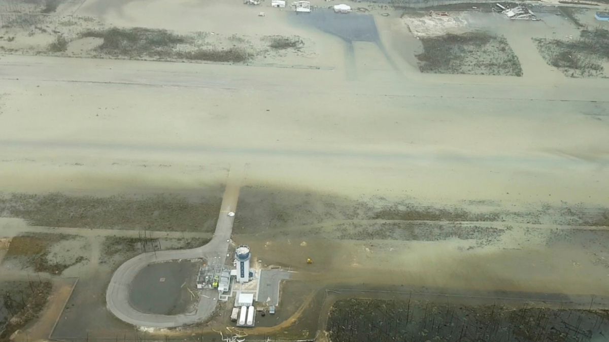 Foto: El aeropuerto de las islas Abaco quedó inundado por el huracán “Dorian”. Reuters