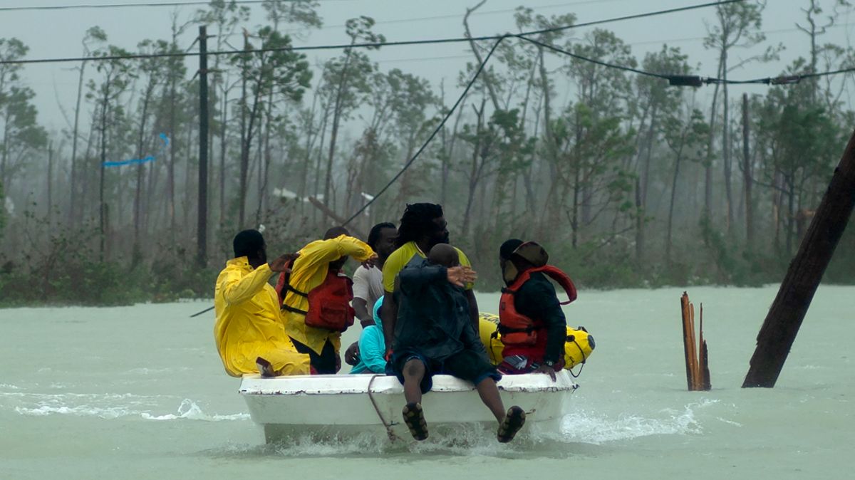 Foto: Rescatan a un grupo de personas en las islas Abaco, en las Bahamas. AP