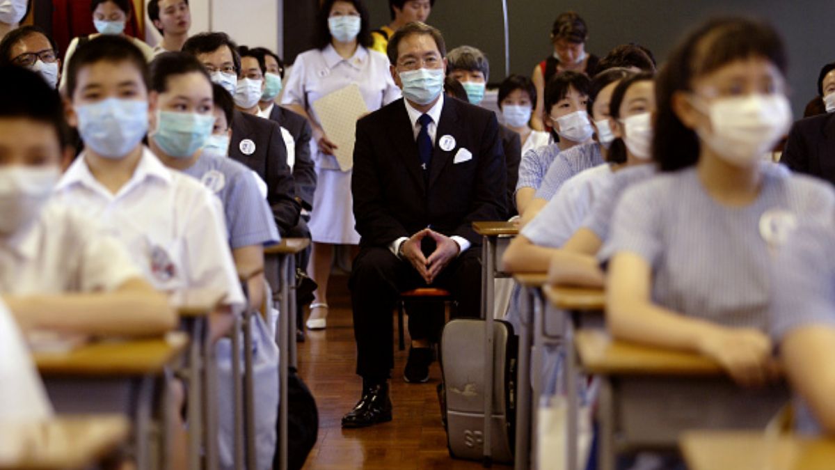 Foto: Un grupo de estudiantes usan cubre boca por un brote de SARS en Japón. Getty Images/Archivo