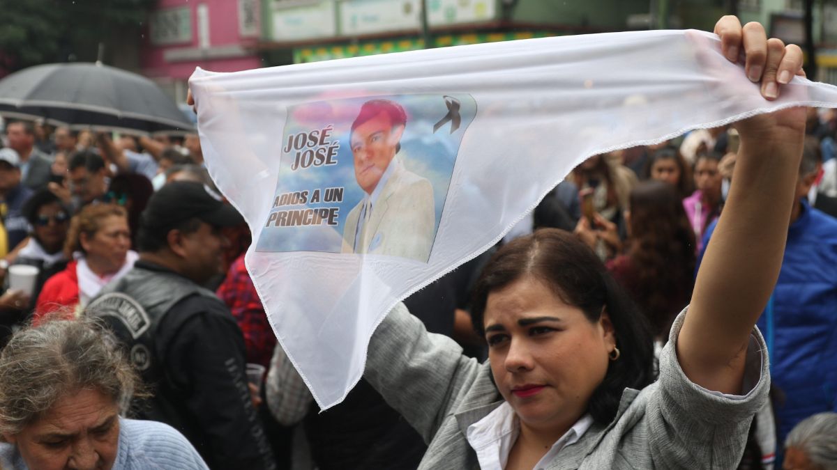 Foto: Una mujer sostiene una pañoleta con el rostro de José José. Cuartoscuro