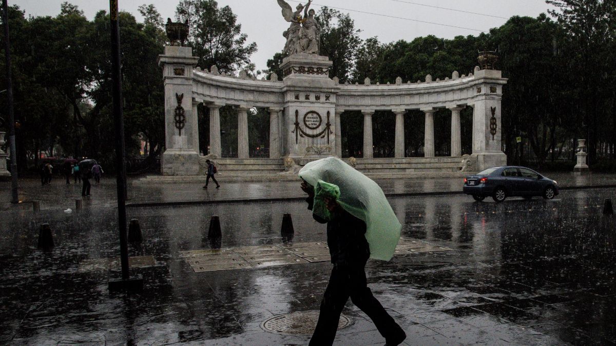 Foto: Un hombre se cubre de la lluvia con un plástico en Ciudad de México. Cuartoscuro