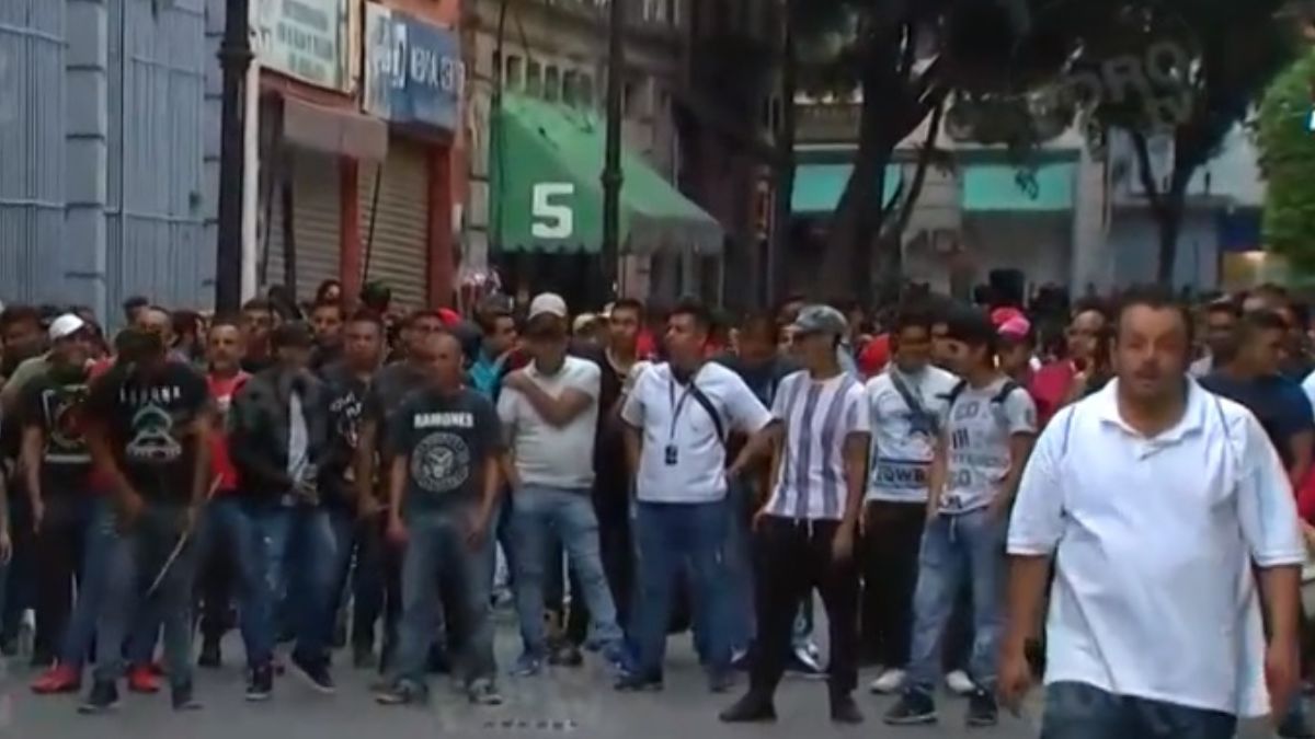 Foto: Los comerciantes cerraron la calle de Motolinia y 5 de Mayo, en el Centro Histórico de la Ciudad de México. Noticieros Televisa