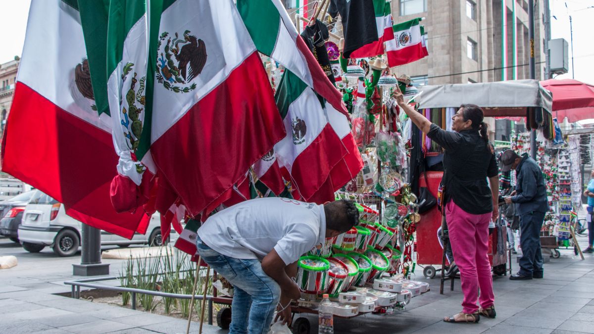 Foto: Vendedores ambulantes ofrecen artículos patrios en las calles de la Ciudad de México. Cuartoscuro