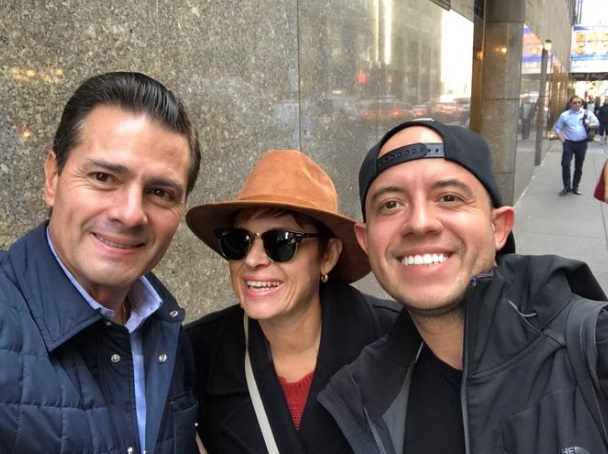Foto: Peña Nieto posó para una fotografía con dos turistas en Nueva York. Twitter/@ram_ballesteros