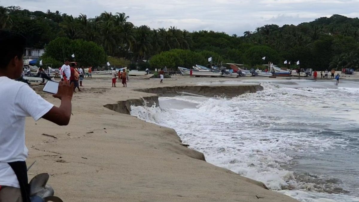 Playa en Oaxaca se hunde por extraño fenómeno