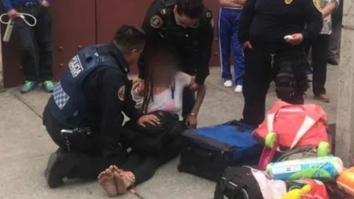 Foto: Policías atienen a una mujer que se intentó suicidar en calles de la Ciudad de México. Especial