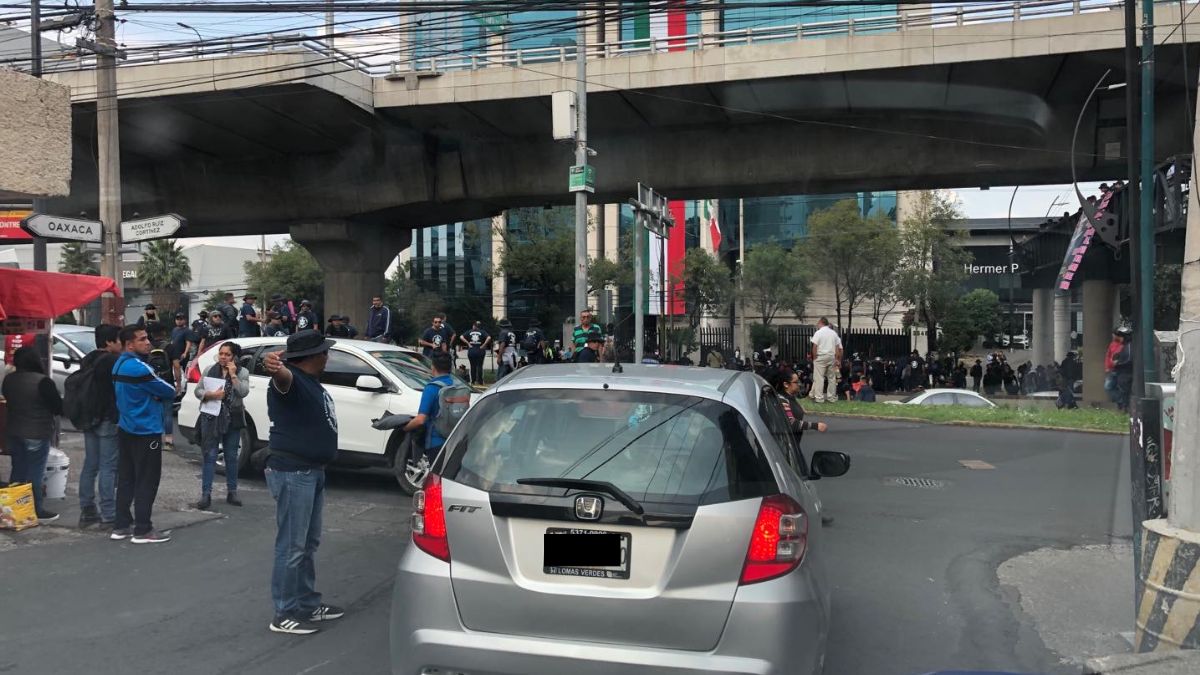 Foto: Caos vial en calles aledañas al Periférico Sur por un bloqueo de policías federales. Noticieros Televisa/Rocío Mandujano