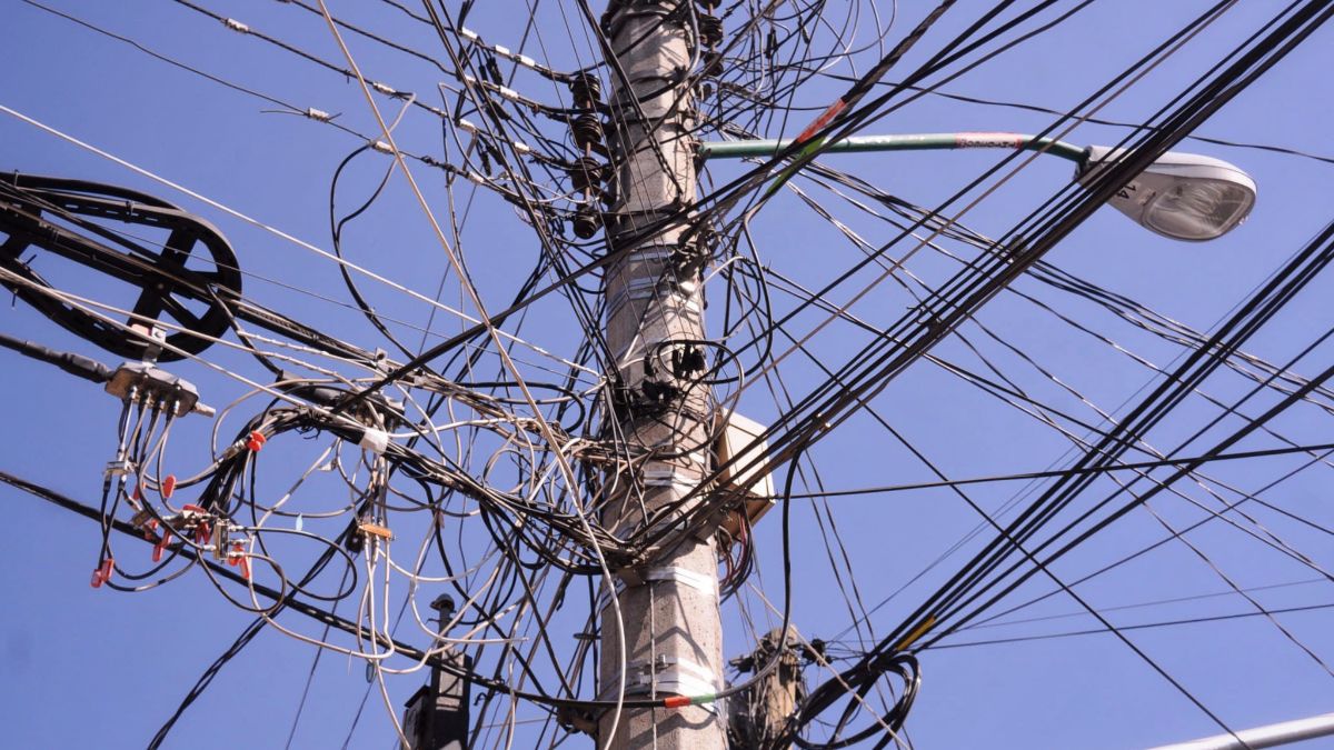 Foto: Un poste de luz repleto de cables en la Ciudad de México. Cuartoscuro