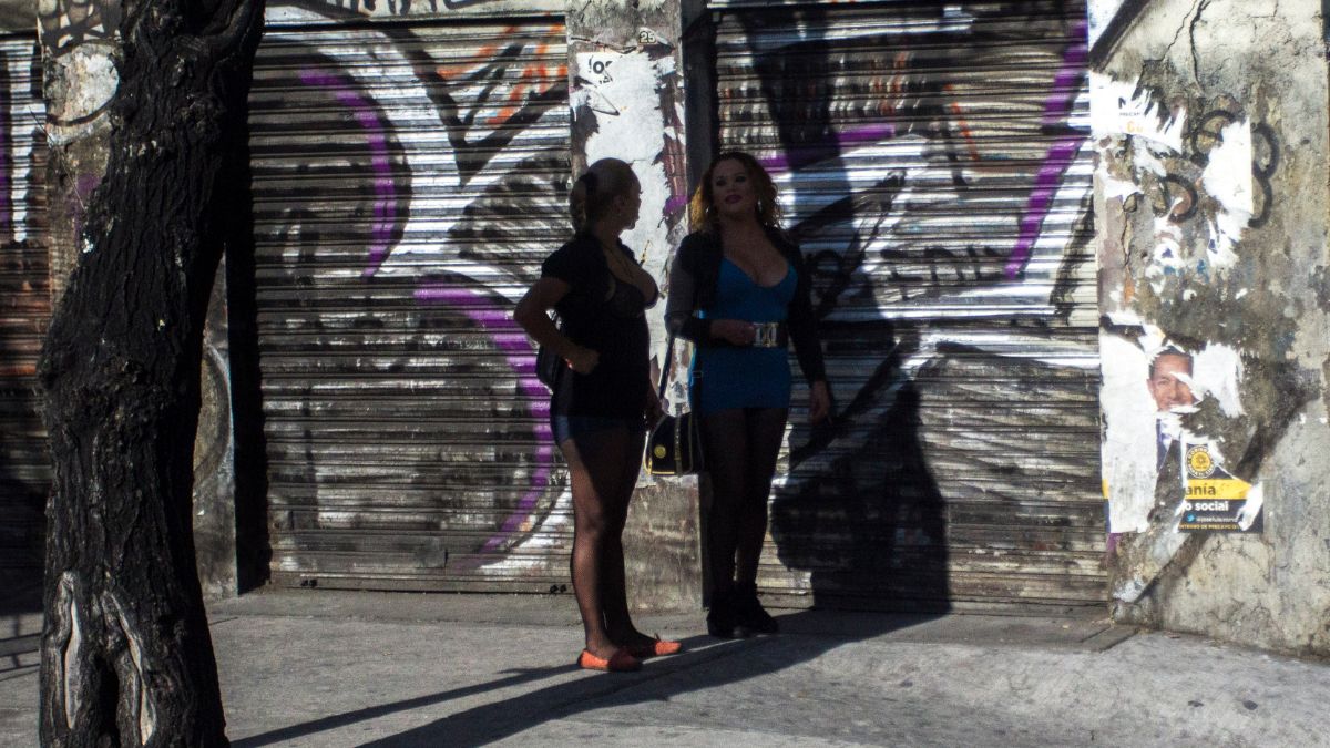Fotos: Dos sexoservidoras trabajando sobre avenida Tlalpan, en la Ciudad de México. Cuartoscuro