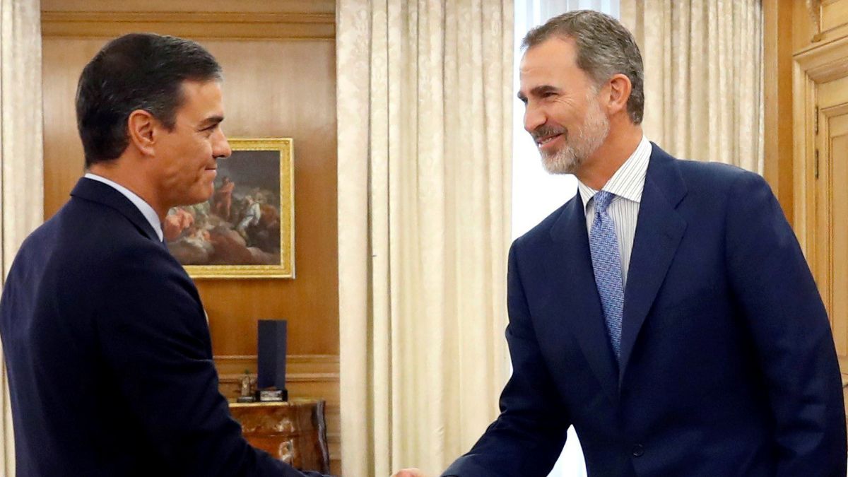 Foto: Felipe VI, rey de España, saluda al presidente del Gobierno en funciones, Pedro Sánchez. Reuters