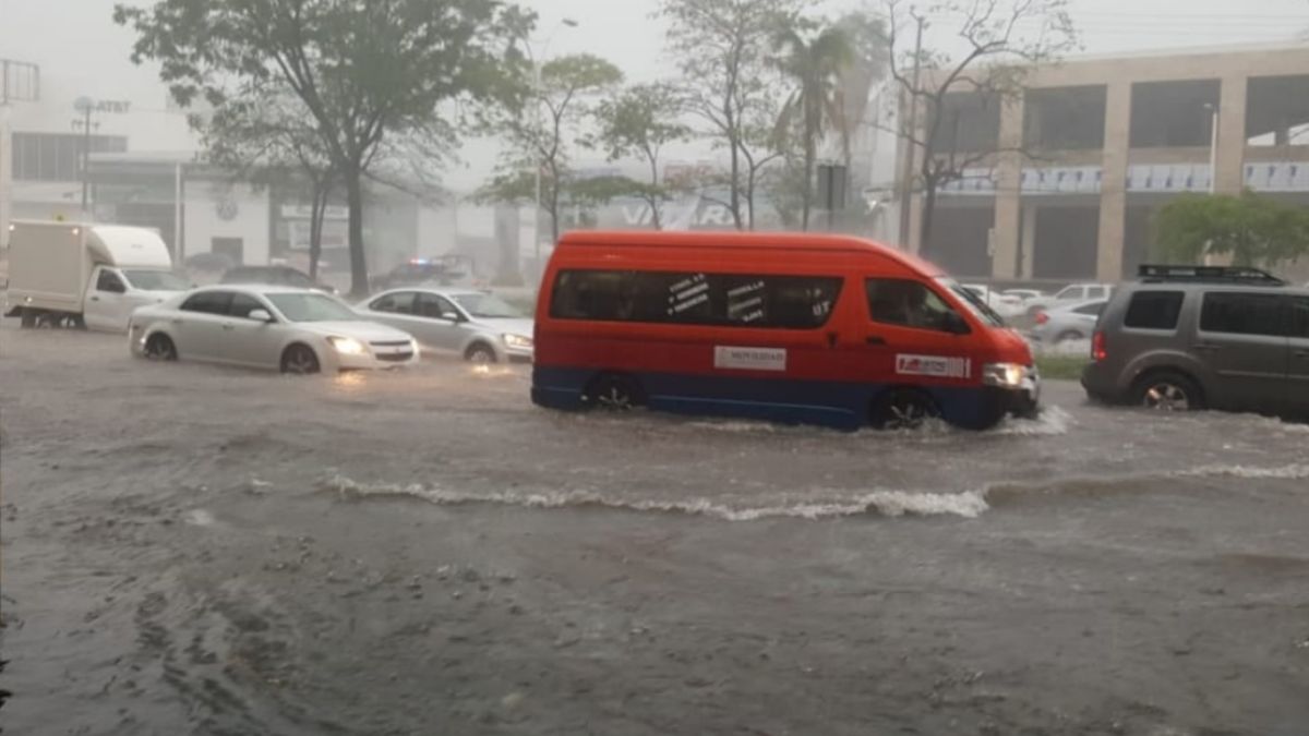 Foto: La tormenta provocó caos vial en las calles de Villahermosa, Tabasco. Twitter/@XEVATabasco