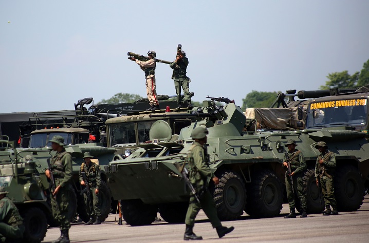 Foto: Dos militares venezolanos apuntan una bazuca arriba de un camión. Reuters