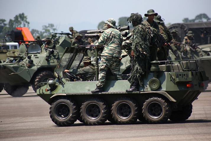 Foto: Militares del Ejército venezolano arriba de una tanqueta. Reuters