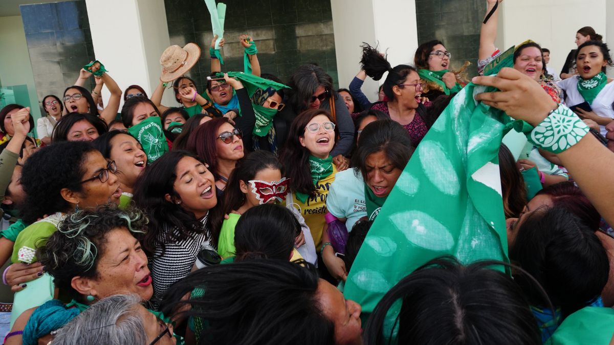 Foto: Feministas de la llamada "Marea Verde" celebran y ondean pañuelos en el Congreso de Oaxaca. Efe