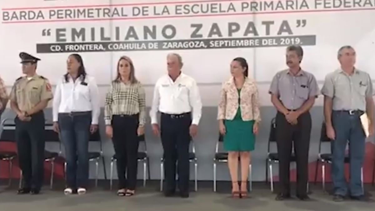 Foto: El maestro de la escuela primaria Emiliano Zapata cometió el error durante un acto cívico. Facebook