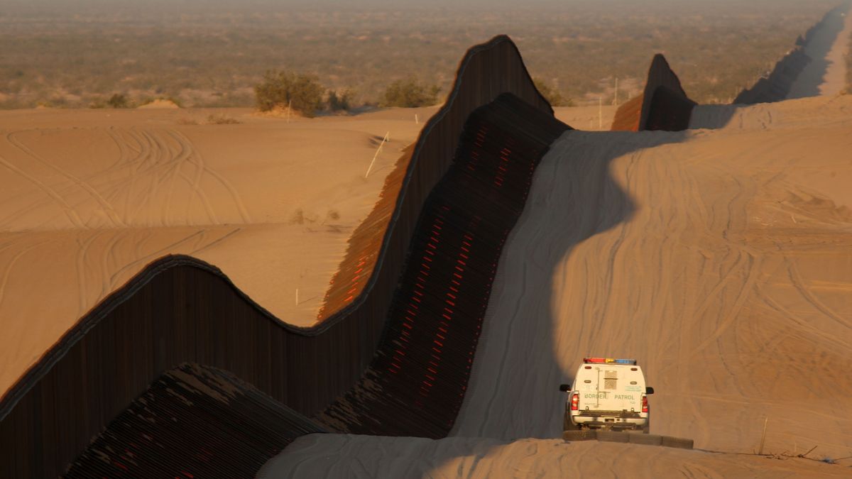 Foto: Una patrulla recorre la valla fronteriza en Yuma, Arizona, EEUU. Getty Images/Archivo