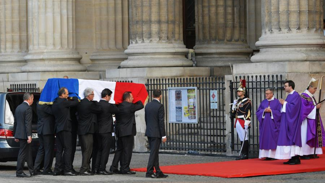 Foto: Su féretro, envuelto en la bandera francesa, llegó hasta Saint-Sulpice en un cortejo procedente del Palacio de los Inválidos, 30 de septiembre de 2019 (EFE)