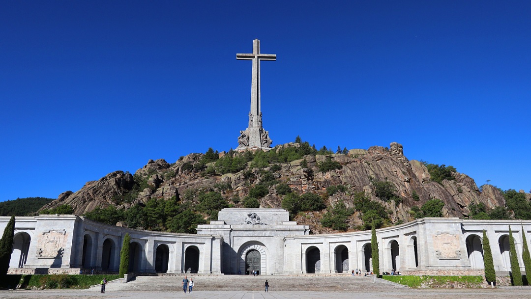 España aprueba exhumar restos del dictador Francisco Franco