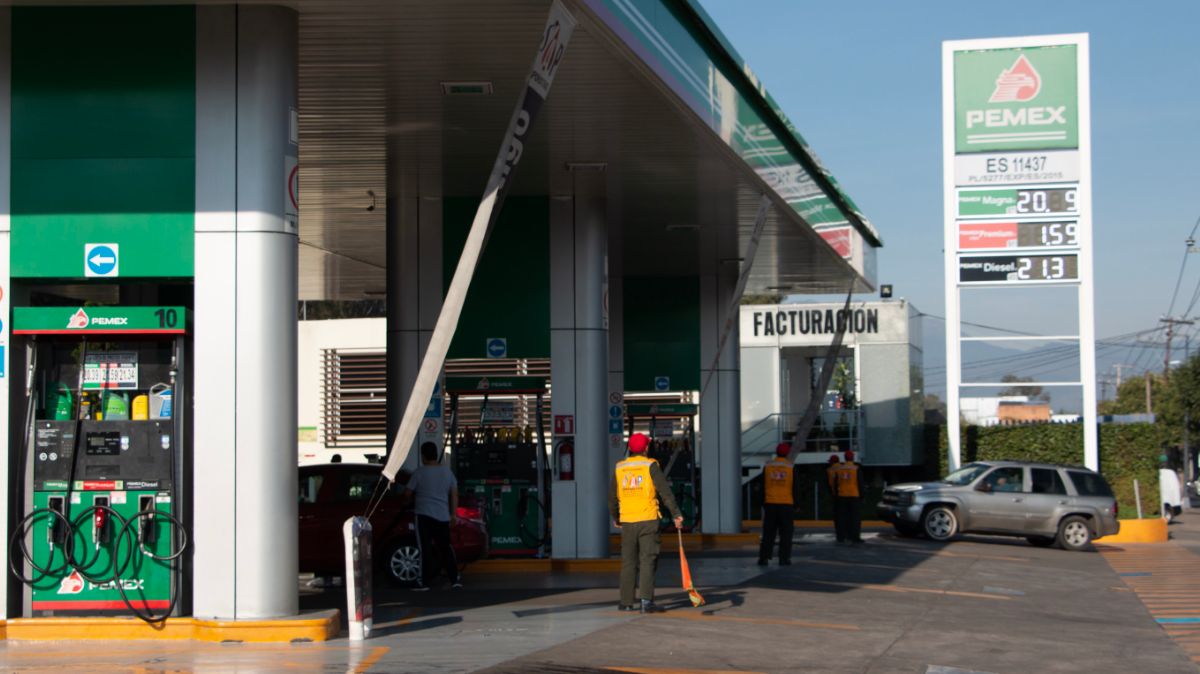 Precio de gasolina subirá por ataque a refinería en Arabia Saudita, advierte Sener
