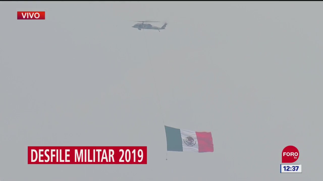 FOTO: Helicóptero Cougar transporta bandera monumental en desfile militar 2019, 16 septiembre 2019