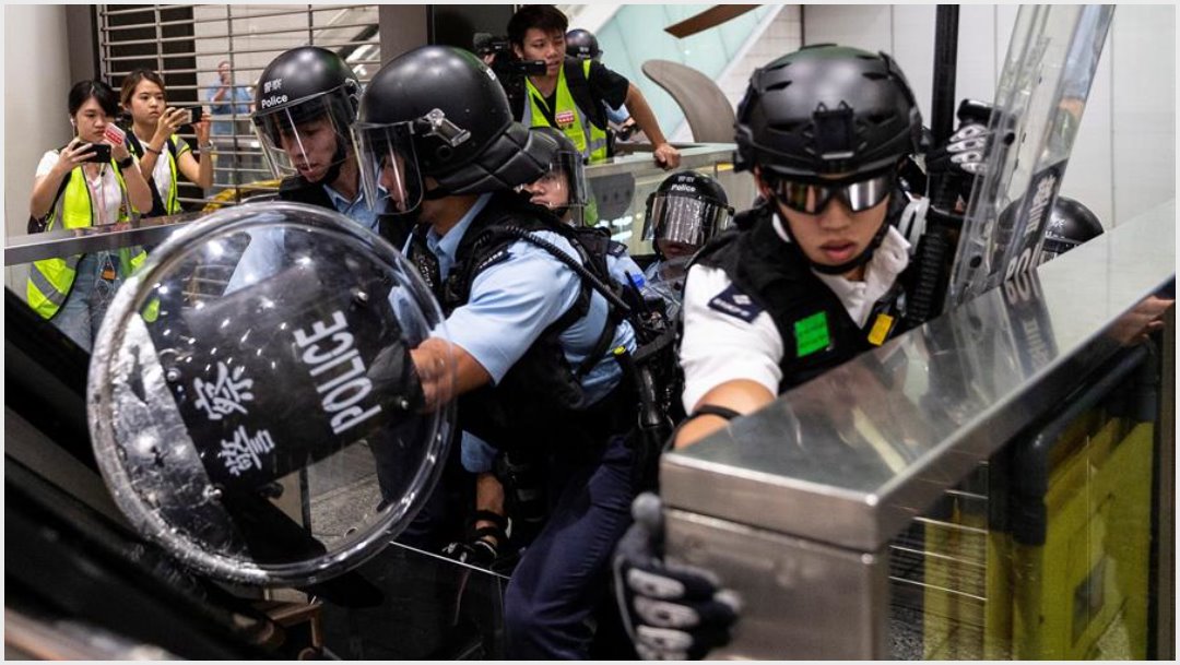 Manifestantes y policías se enfrentan en centro comercial de Hong Kong