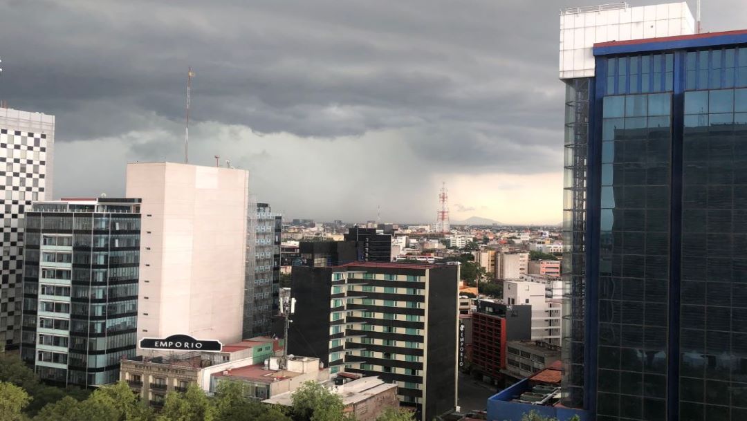 'Hongo de lluvia' sobre oriente de la CDMX se vuelve viral