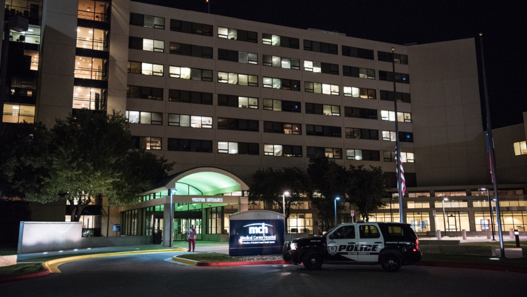 Foto: Una patrulla de la policía de Texas está estacionada afuera del hospital donde las víctimas de un tiroteo reciben atención médica, 1 septiembre 2019