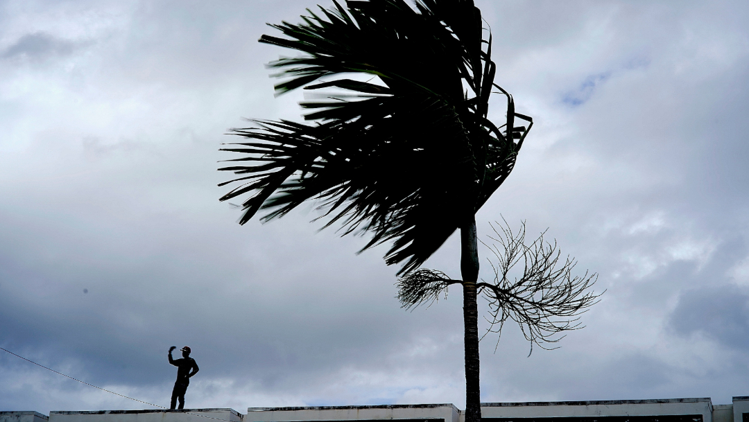 FOTO El huracán “Dorian”, de categoría 5, avanza hacia Florida; todavía este lunes, afecta las Bahamas (AP)