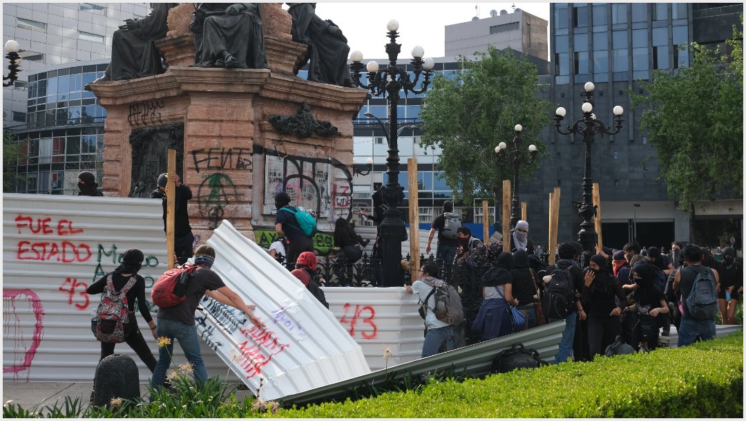 Identifican a autores de vandalismo en marcha por los 43 normalistas de Ayotzinapa
