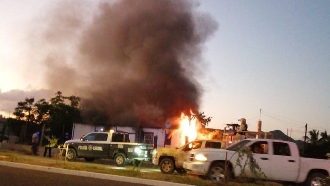 FOTO Grupo armado incendia casa con mujer y niños adentro, tras secuestro, en Sonora (Noticieros Televisa)