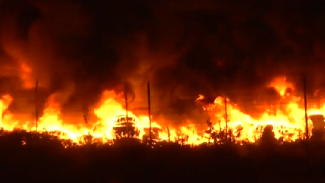 FOTO Incendio consume tiradero de llantas en Tultitlán, Edomex (Noticieros Televisa)
