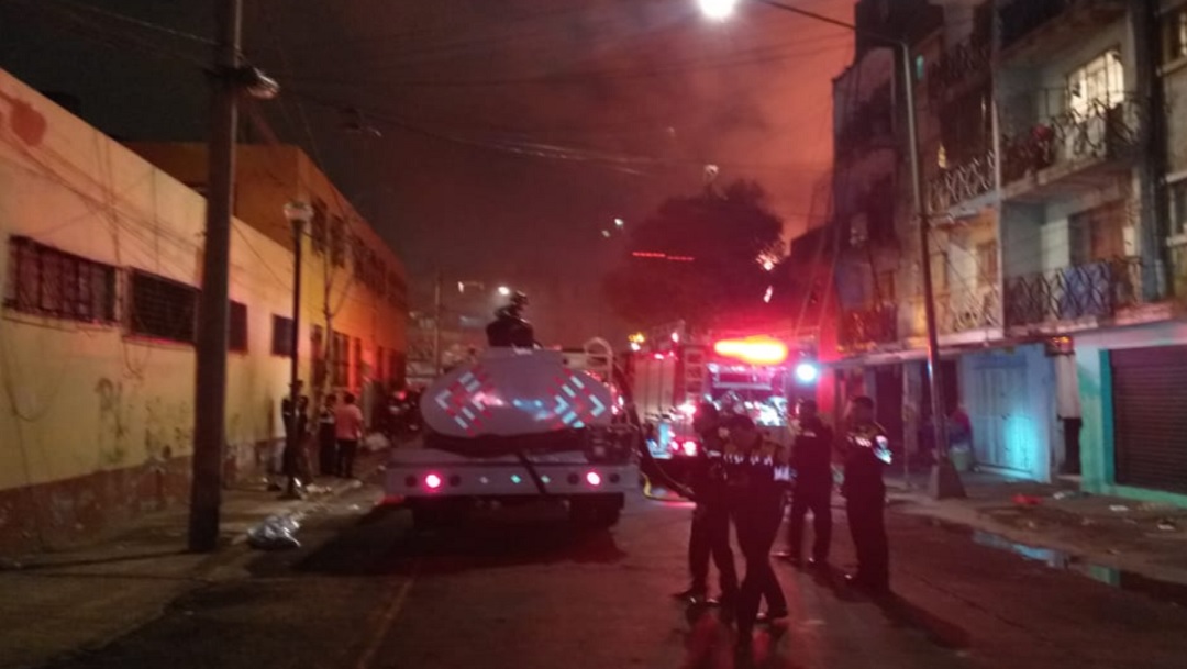 Sofocan incendio en comercio de Tepito, luego de que se reactivó
