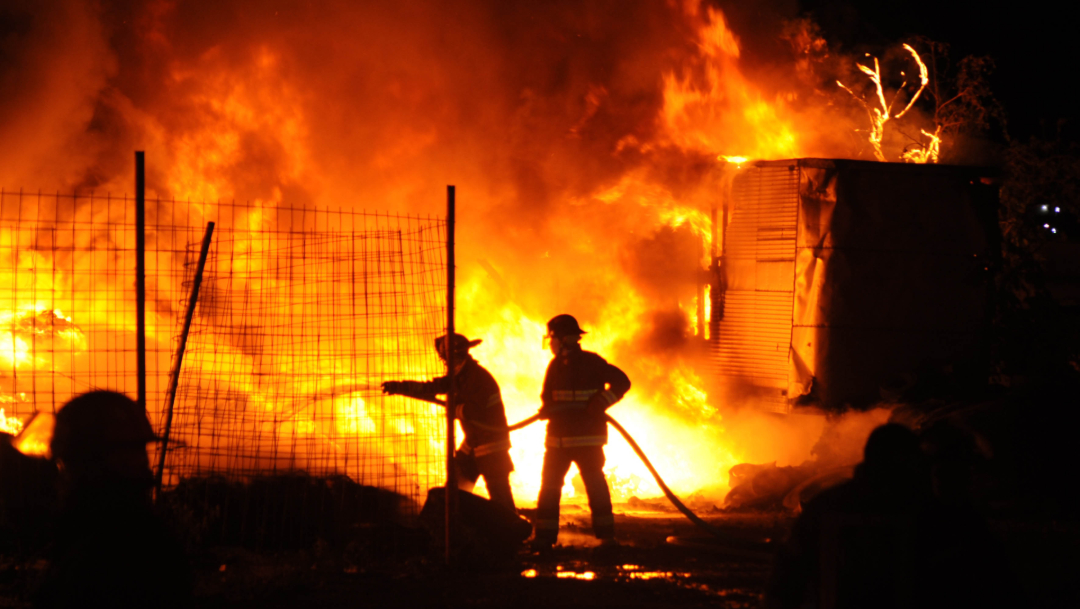 FOTO Incendio consume tiradero de llantas en Tultitlán, Edomex (Luis Carbayo/Cuartoscuro)