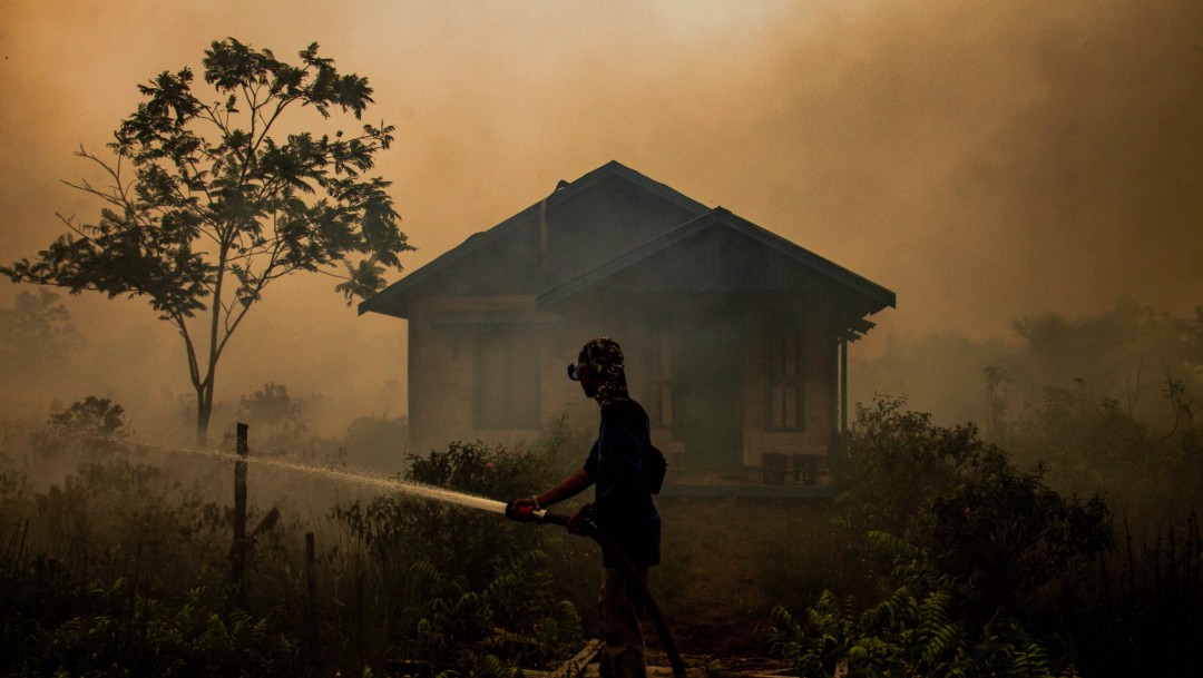 Los incendios forestales tiñen de rojo el cielo en Sumatra, Indonesia