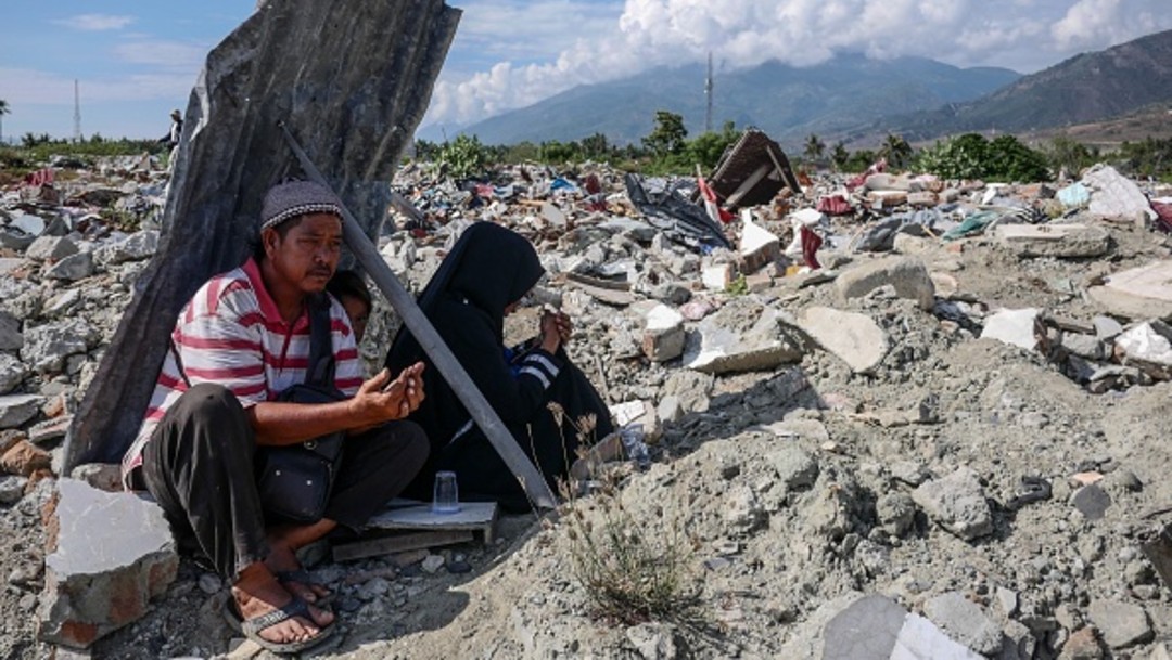 Sube a 30 cifra de víctimas tras fuerte sismo, en Indonesia