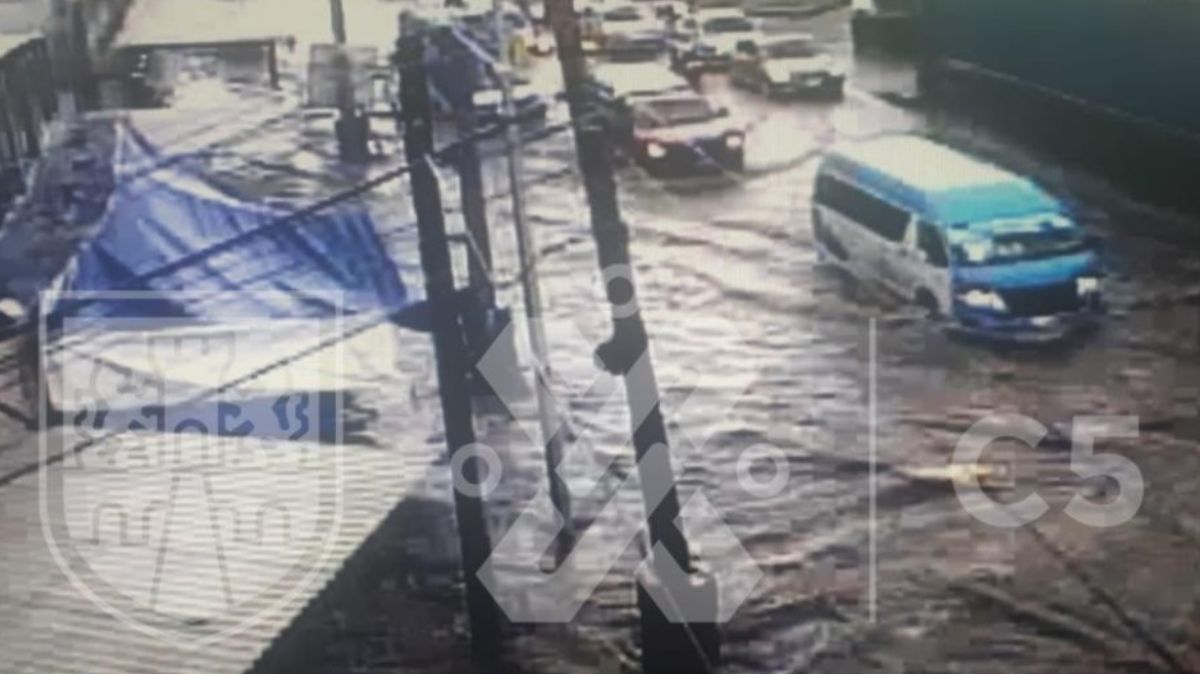 Lluvia provoca inundación y caos vial en Calzada Zaragoza, CDMX
