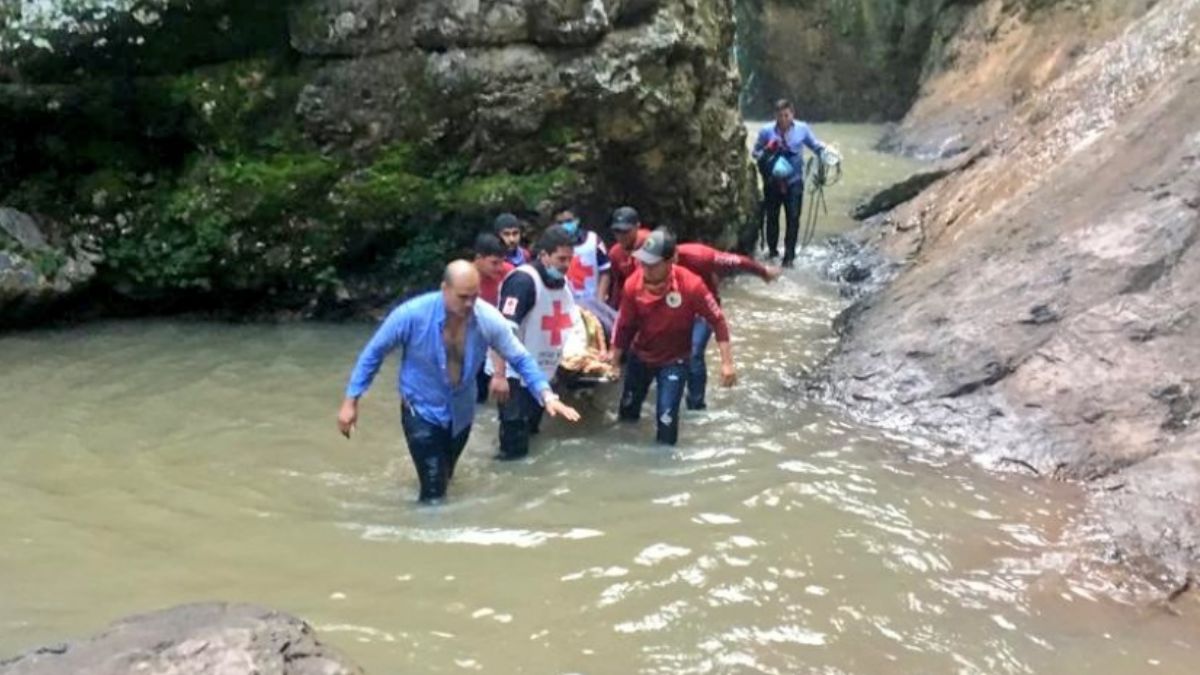 Foto: Personal de PC Sinaloa y Cruz Roja auxiliaron a joven tras caer en una cascada. Twitter/@cruzrojasinaloa