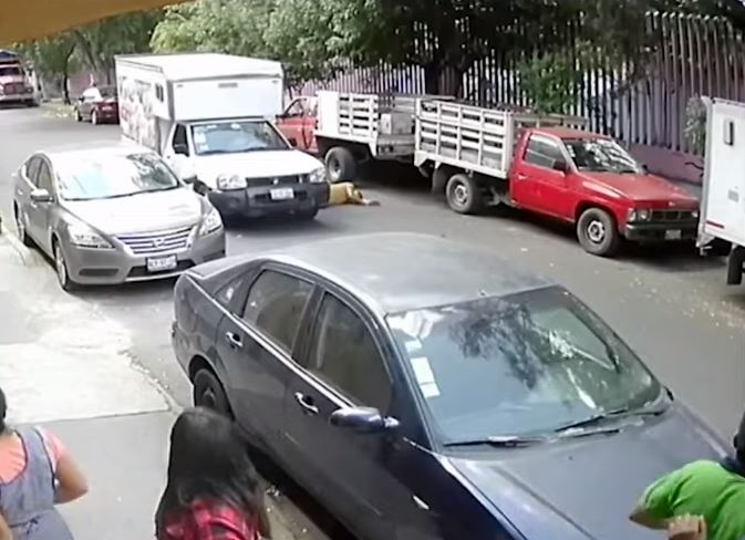 Video: Joven se avienta contra autos en movimiento en CDMX