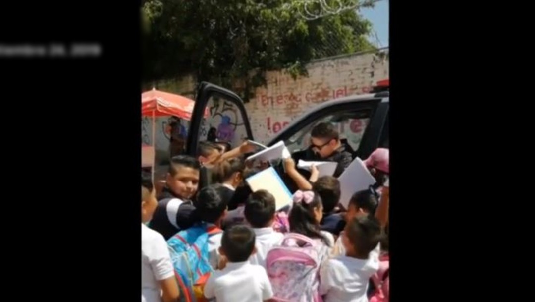 Héroe sin capa; policía regala autógrafos y sonrisas a alumnos de primaria, en Guanajuato
