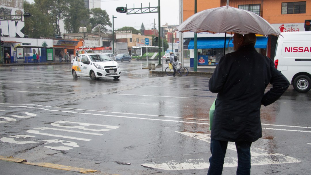 Una persona se protege de la lluvia con su paraguas, 21 septiembre 2019