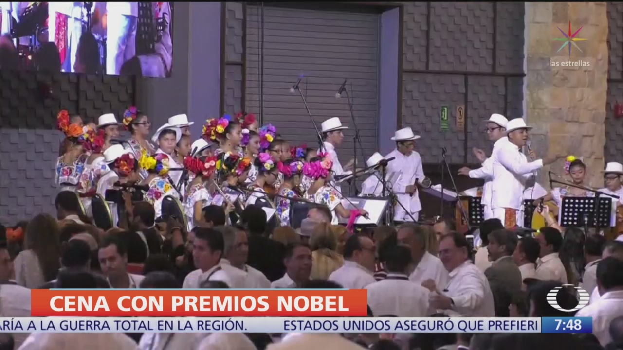López Obrador cena con Premios Nobel de la Paz