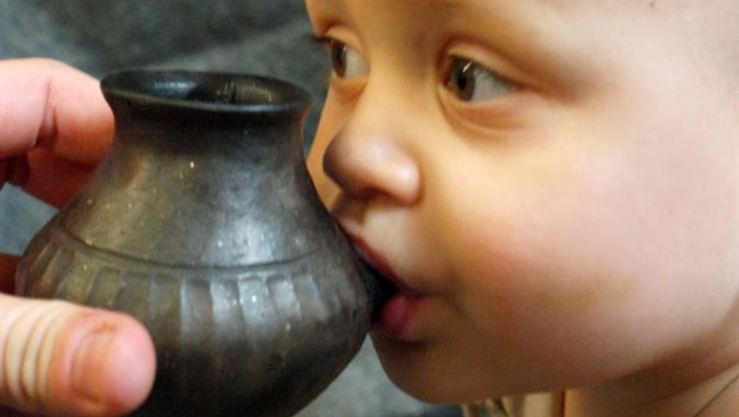Bebés de la prehistoria bebían leche en biberones de arcilla
