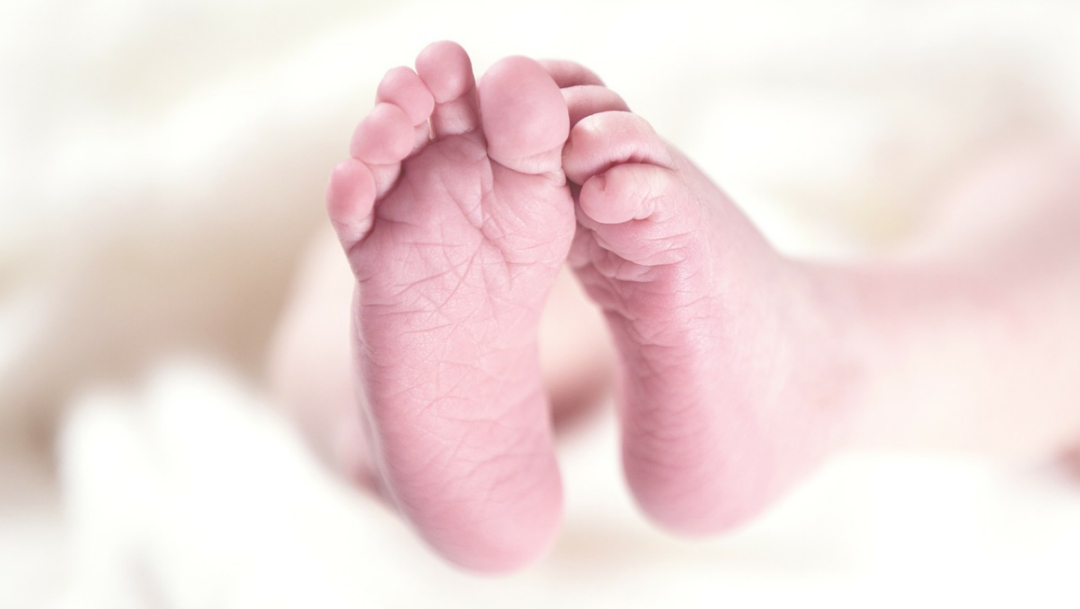 Foto: pies de bebe y cesarea. 22 septiembre 2019