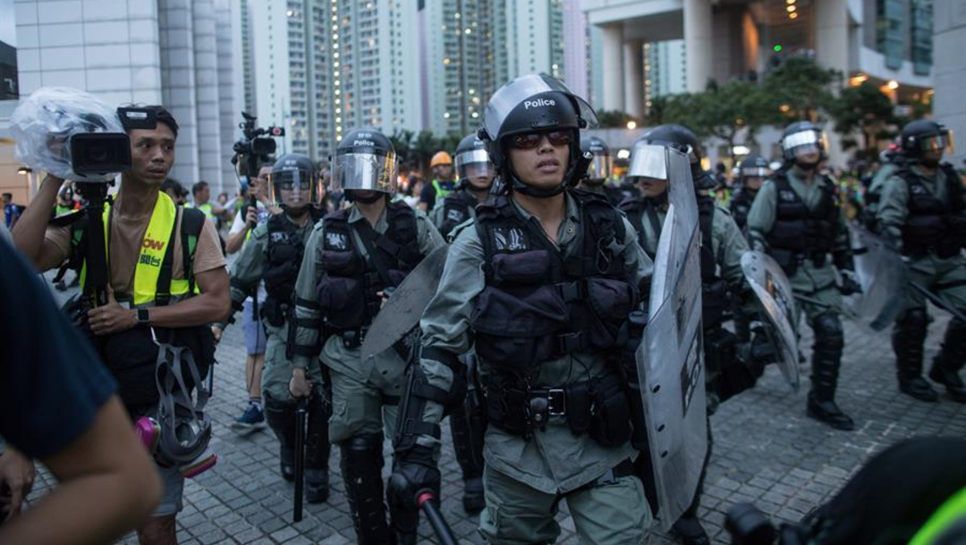 Manifestantes irrumpen en aeropuerto internacional de Hong Kong