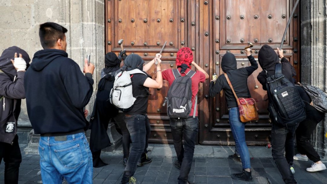 Foto: Encapuchados vandalizan Palacio Nacional. Reuters
