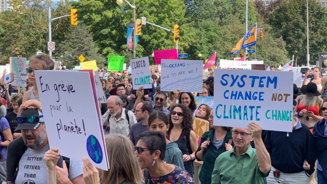 Jóvenes participan en segunda marcha mundial contra el cambio climático
