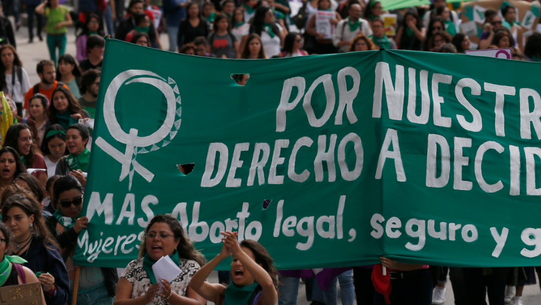 FOTO Oaxaca decide sobre aborto, manifestantes se concentran en Congreso; en la imegen, marcha en la CDMX (AP archivo)