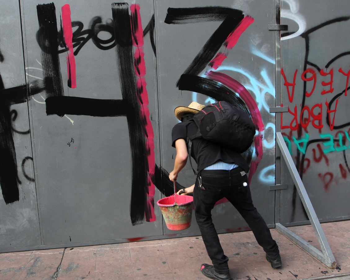 No son anarquistas, agresores en marcha por Ayotzinapa, dice AMLO