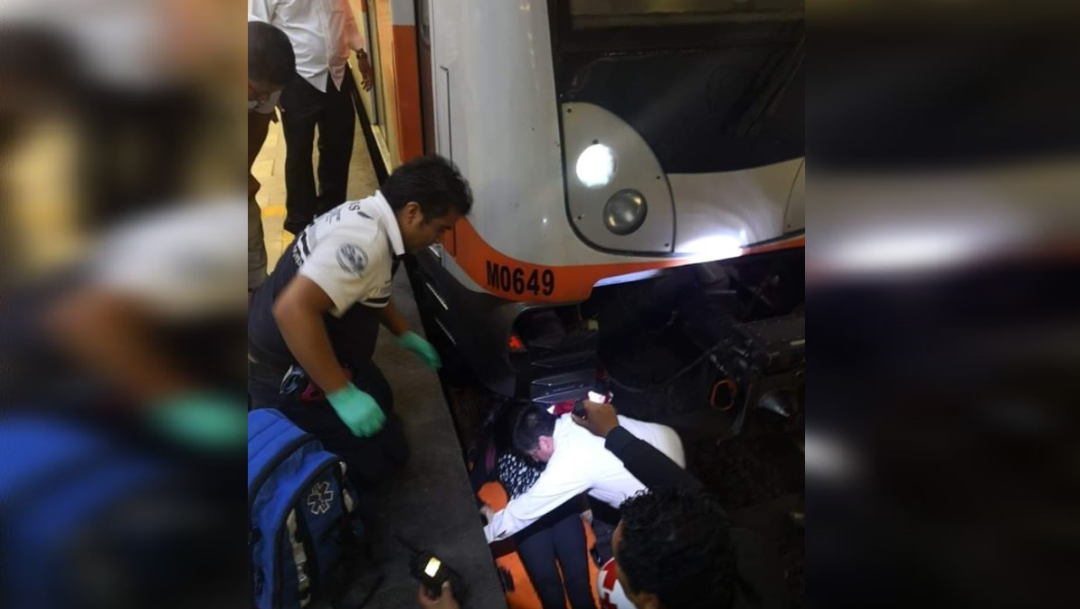 Foto:_ Una mujer se arrojó a las vías del Metro y fue rescatada con vida, 4 septiembre 2019